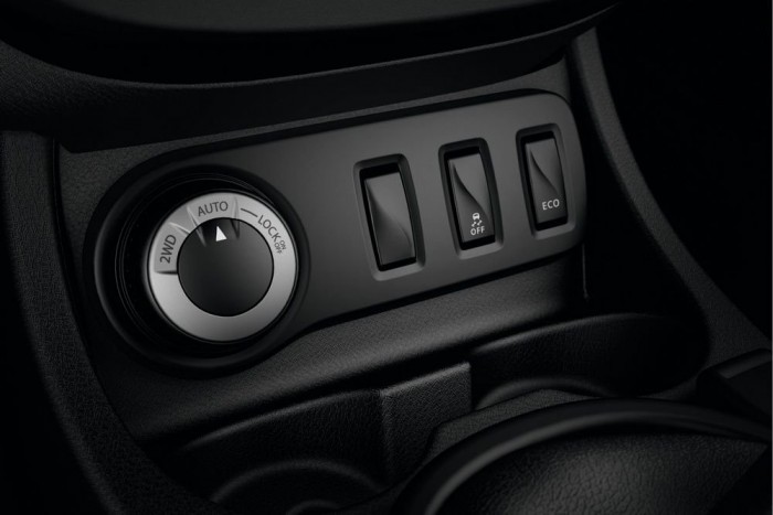 A menetstabilizáló csak a 4x4-esben kapcsolható ki, az ECO gomb a gázpedál érzékenységét csökkenti