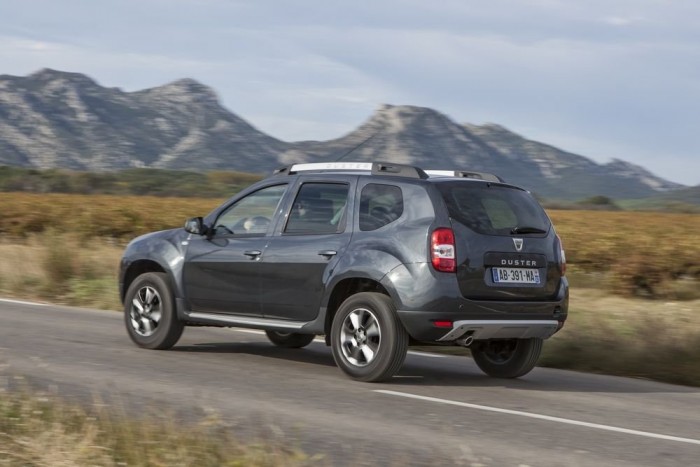 Dacia Duster 2014: kicsit szebb, kicsit jobb 7 Az új Duster szemre kívánatos autó, és sokkal nagyobb árkedvezményt kínál azonos tudásért a konkurenciához képest, mint amennyi kényelmi, ergonómiai kompromisszumot követel cserébe