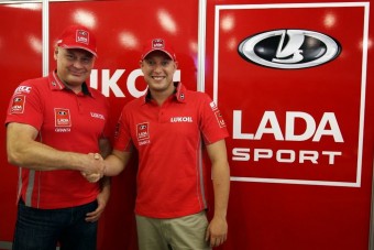 Ladával tolja a tavalyi világbajnok