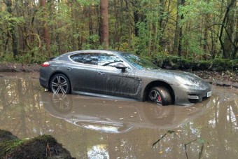 Mocsárba hajtott a focista