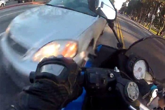 Pengeélen táncoló motoros