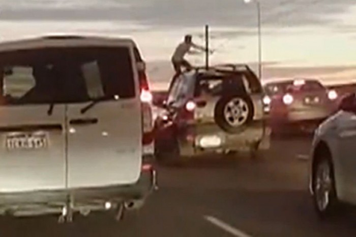 Fejjel rohan az autóknak a férfi