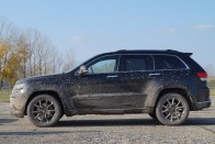 Jól űll a sár a Grand Cherokee-nak