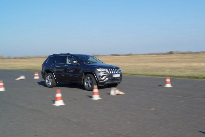 Szlalompályára vinni egy 24 mázsás autót: érdekes gondolat