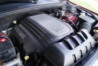 A régi V8-as Hemi 5,7 literes volt, az új 6,4, hengersor-lekapcsolással
