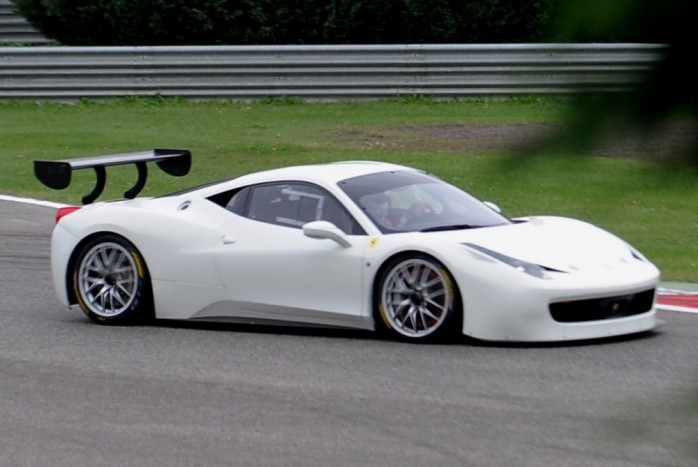 Ezen a pár nappal korábban készített felvételen jobban látszik a hátsó szárny és az oldalsó légterelő