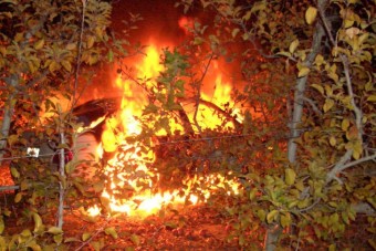 Nem tudták kimenteni az égő autóból a sofőrt