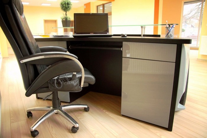 Íróasztal 2,5 millióért, sportosra szabva 6