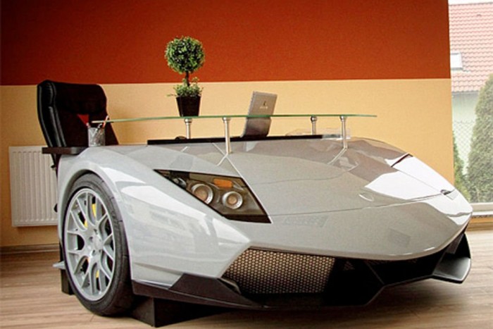 Íróasztal 2,5 millióért, sportosra szabva 7