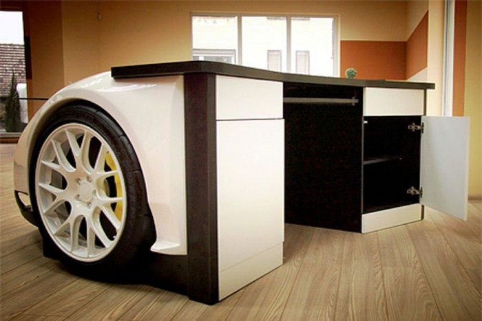 Íróasztal 2,5 millióért, sportosra szabva 8