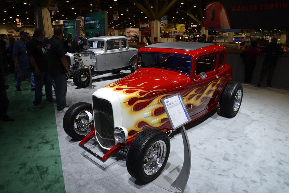 Ford 1932 Red Deuce 5-Window Coupe