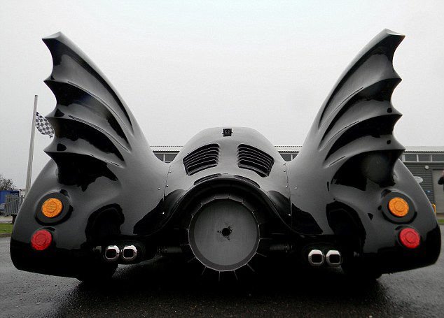 Batmobile-replika, lángszóróval eladó 8
