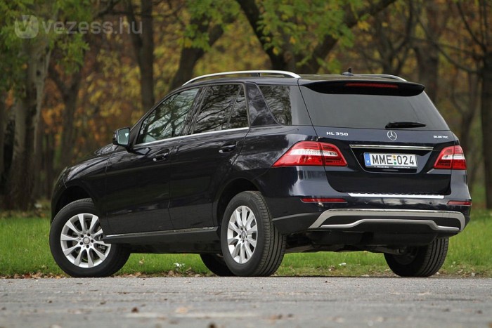 Mercedes ML: Szolid luxus 2 "Már az új M-osztály alapkivitele is nagyfokú komfortról, dinamikus közúti viselkedésről és kiváló terepjáró képességről ad tanúbizonyságot."