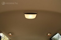 Nagy és hatékony lámpák világítják be az utasteret