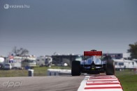 F1: Vettel az élen, a Ferrarik az erdőben 66