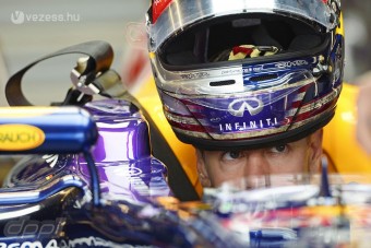 F1: Vettel az élen, a Ferrarik az erdőben