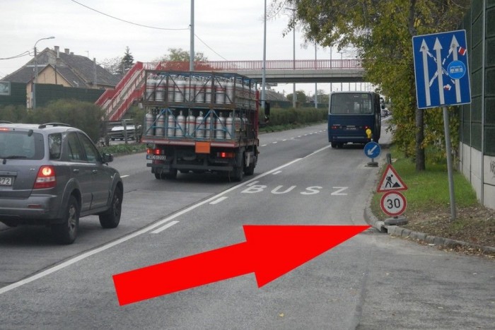 Az a rohadt 30-as a Nagykőrösin. A rendőrök azonnal leálltak mögé trafizni