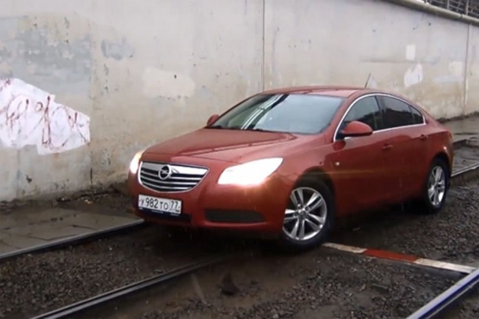 Rossz ötlet autóval sínekre hajtani