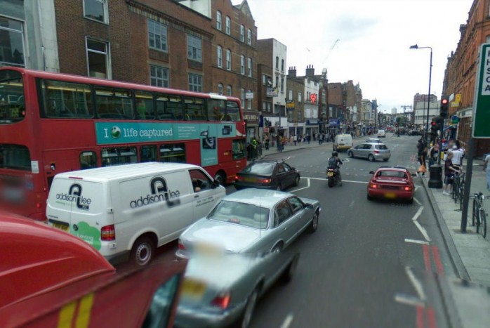 Ebben az utcában kapták el, a forgalommal szemben haladt hajnali 4 körül. Ha nap közben jár erre, erre nem lett volna módja - ki tudja, akkor mikor fülelték volna le.