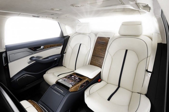 Az A8 Exclusive Concept más színkombinációkban is elérhető lesz. Itt van például rögtön az éjkék / alabástromfehér: a galériában további képeket is találsz erről a konfigurációról.