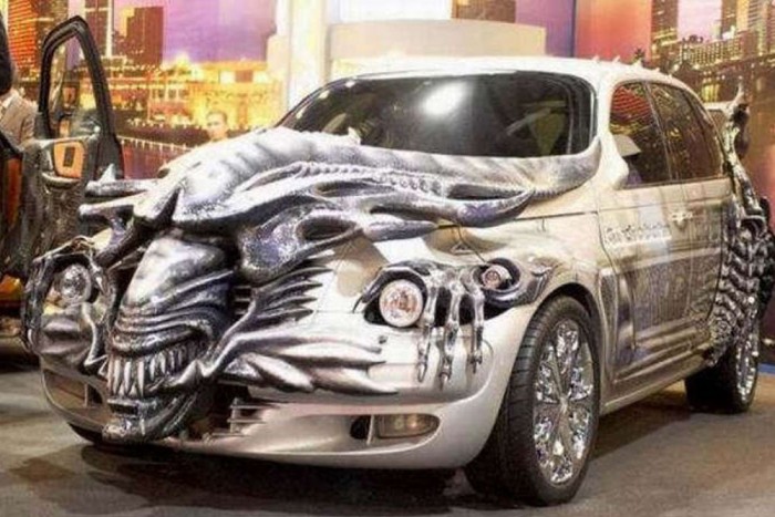 Szörnyetegek, amiktől kitör a frász 1 A Chrysler PT Cruiser a "Halál a Ragadozó ellen" film mintájára készült. (Alien vs. Predator)