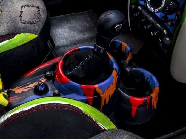 Ilyen mikor festékbomba robban az autóban 9