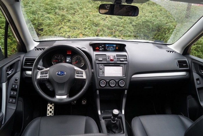 Kopogós műanyagok, térdkínzó középkonzol