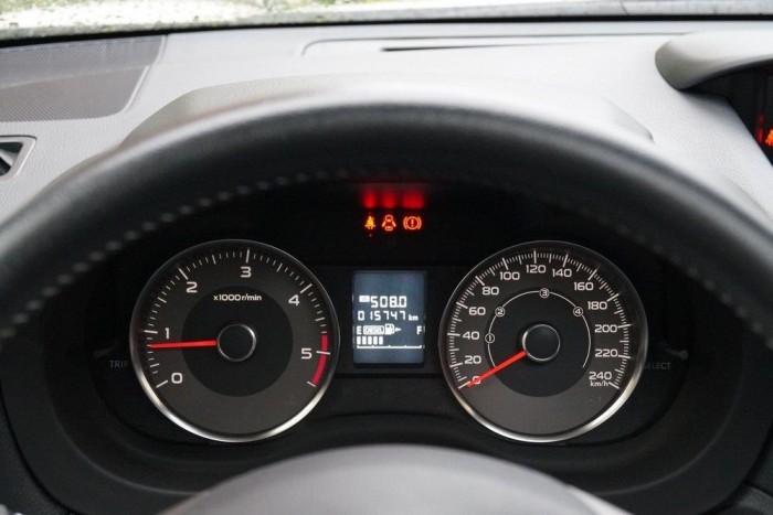 Monokróm az LCD-panel, a műszerek egyszerűek, kisautósak