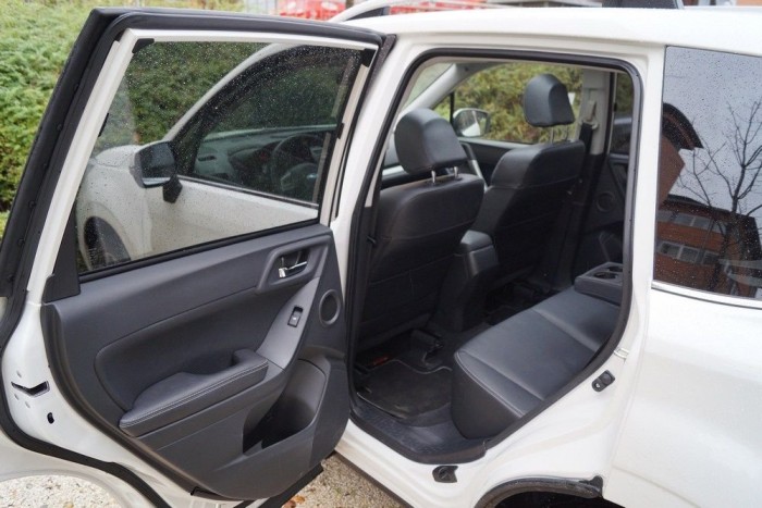 Majdnem 90 fokban nyílik a hátsó ajtó, könnyű beszállni, gyereküléssel machinálni