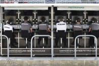 F1: Hamilton nyugodtan beszólhat 64