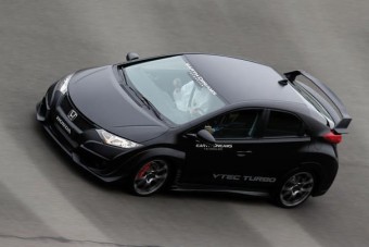 Gyári kémfotókon a Civic Type R