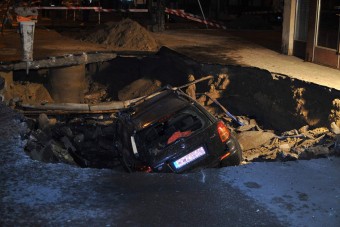 A nap képe: beszakadt az út az autó alatt