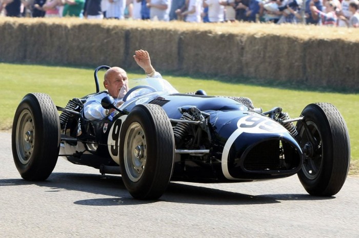 F1 Retro – Összkerékkel a győzelemért! 3 Stirling Moss egyik kedvence a Ferguson P99, ami tökéletes állapotban maradt fenn, és különböző rangos autós rendezvényeken még ma is feltűnik az angol legendával a volánja mögött