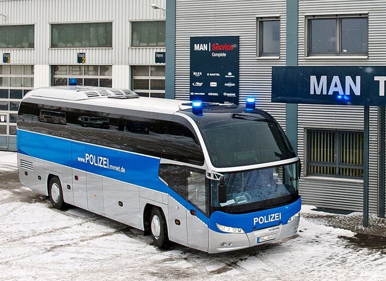 Olyan busza van a német rendőrségnek, amelyet idehaza bármelyik volán elfogadna zászlóshajónak