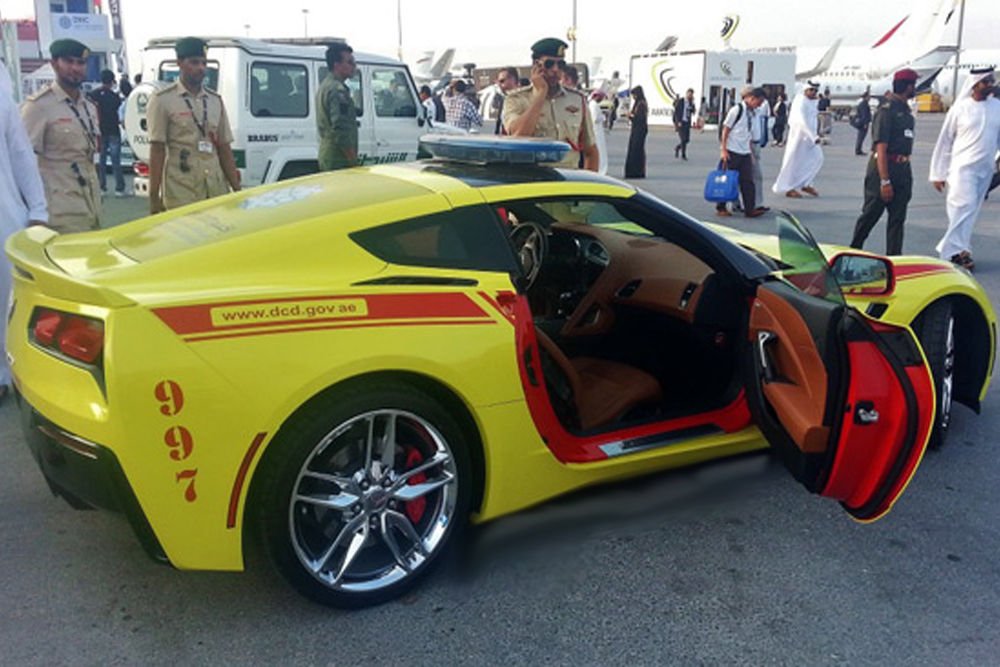 Sportautóból tűzoltó Dubajban 4