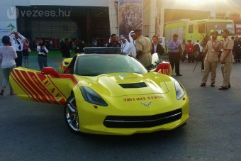 Sportautóból tűzoltó Dubajban