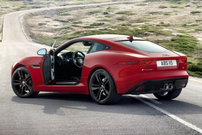 Csúcsváltozatával debütált a Jaguar kupéja 7