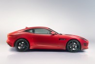 Csúcsváltozatával debütált a Jaguar kupéja 43