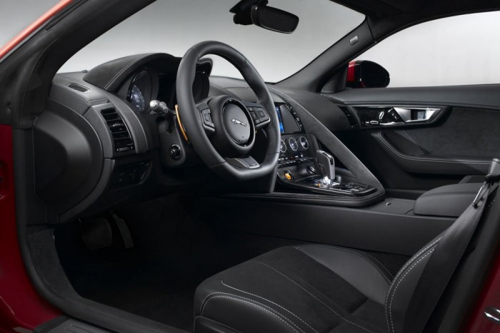 Csúcsváltozatával debütált a Jaguar kupéja 6