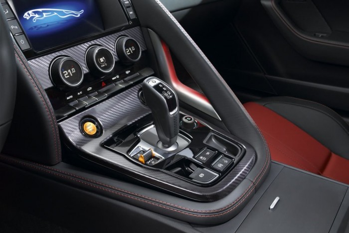 Csúcsváltozatával debütált a Jaguar kupéja 8