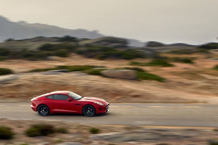 Csúcsváltozatával debütált a Jaguar kupéja 9