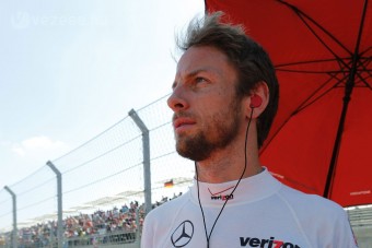 F1: Button dobogóval szépítene