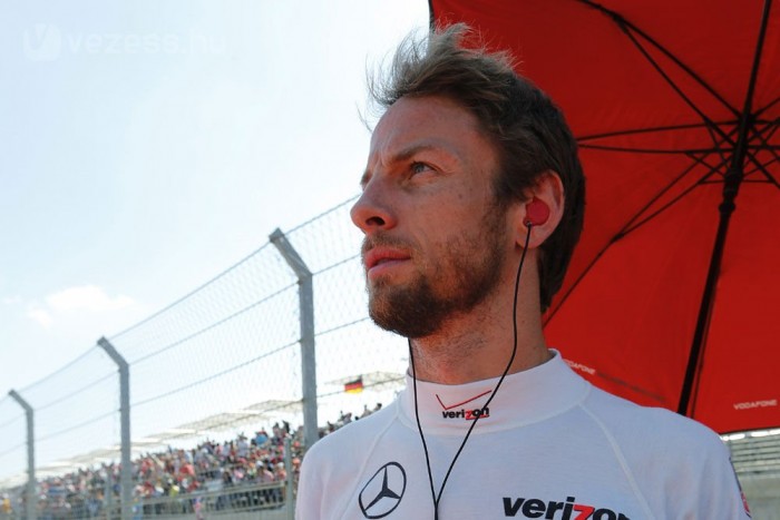 F1: Button dobogóval szépítene 3