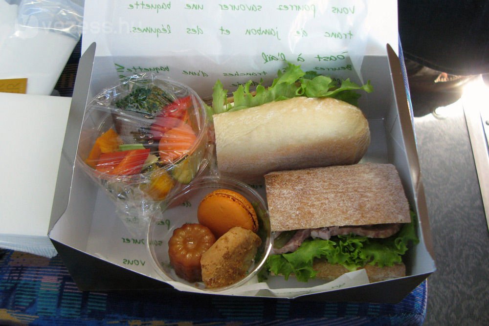 A dobozban lévő szendvics az ebédünk volt, amit a buszban ülve költöttünk el. Ezt a megoldást gyakran alkalmazzák, mert időtakarékos.