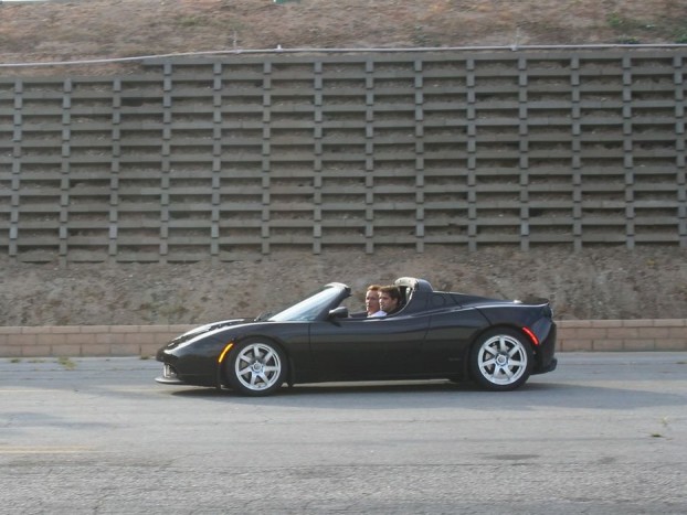 Vajon mivel jár Rambo és a Terminátor? 15 | Vezess Tesla Roadster - A Predator-gyilkos színész nagyon kedveli az elektromos sportautót, gyakran látni vele barátai társaságában. Nem kevesebb, mint 100 000 dollárért (21 millió forint) vásárlta az autót.