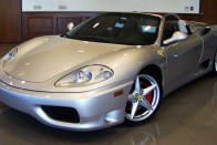 Ferrari 360 Spider - 3,6 literes, 400 lóerős V8 a motorház alatt, végsebessége 300 km/óra, és százra 4,2 másodperc alatt gyorsul.