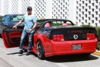 Mustang GT - Az izomautót 35 000 dollárért (7,5 millió forint) vásárolta a színész, amit később saját ízlésére alakított át. Merész festés ez egy ilyen karakterű emberhez, de erre ő is rájött, hiszen nem sokkal később el is adta az autót.