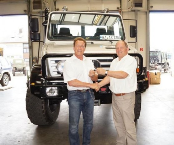 Vajon mivel jár Rambo és a Terminátor? 7 | Vezess Mercedes Unimog U1300 - A "Feláldozhatók 2" után vásárolt a személyiségéhez igen csak passzoló teherautót, aminek csúcssebessége 100 m/óra, ára pedig átszámítva 54 millió forint.