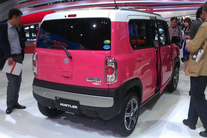 Figyeld meg a Hustler alatti H-emblémát: mintha a Hummer köszönne vissza.