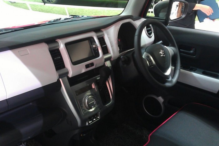 Szokásos minimál-műszerfal. Függőleges helykihasználás, mint Japánban mindenütt.